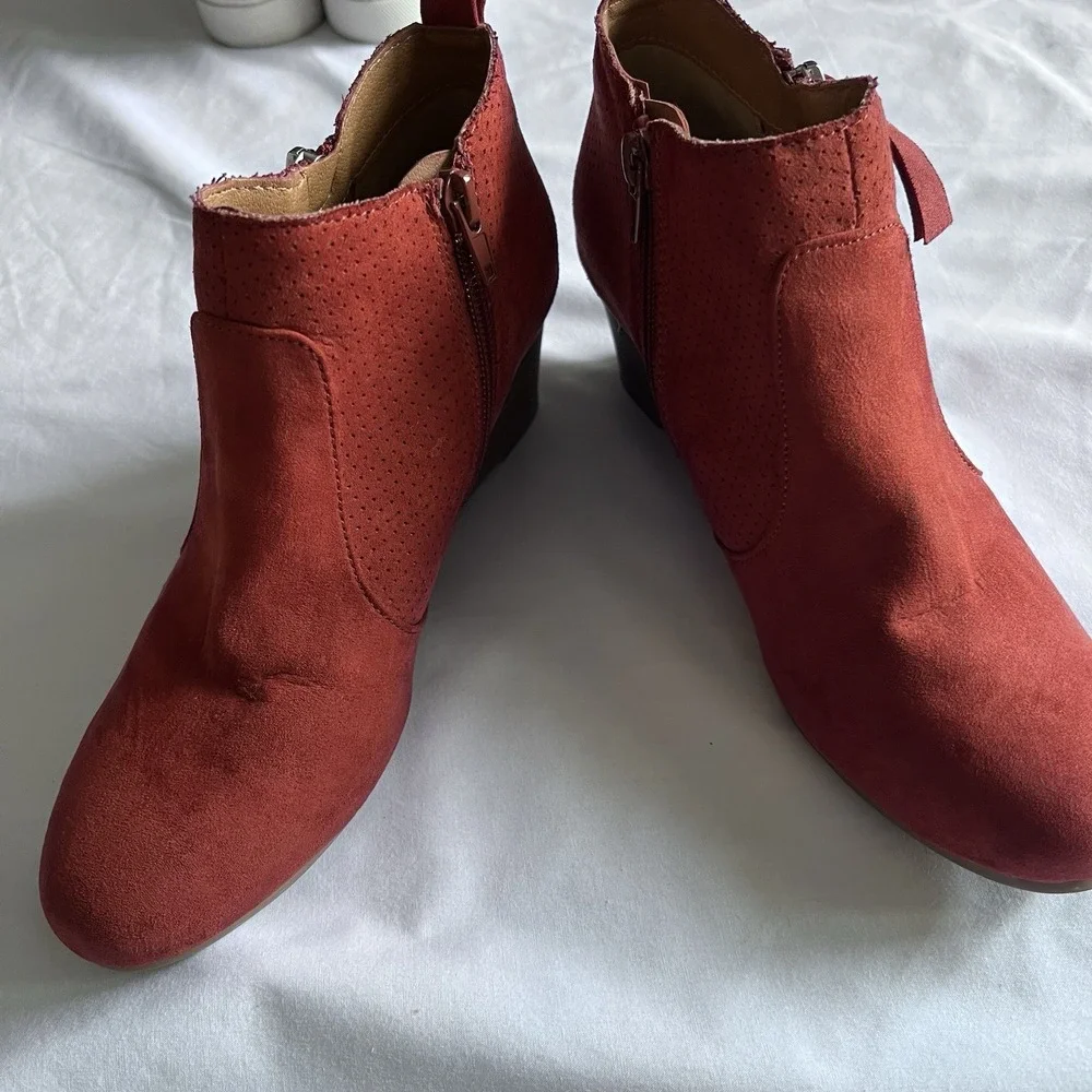 DOLCE VITA Ankle Boots Womens 7,Rust Suede Side Zip, Wedge Heel.
